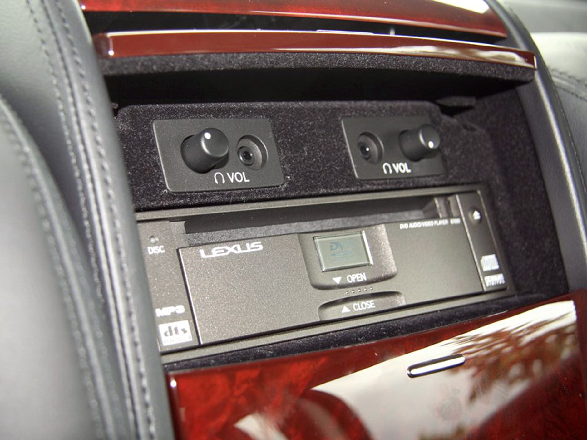 Lexus: hybrydowe wersje modeli GS i LS z większym bagażnikiem