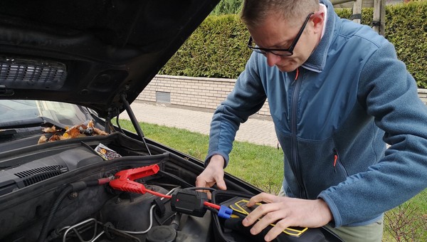 Odpalanie silnika przenośnym boosterem