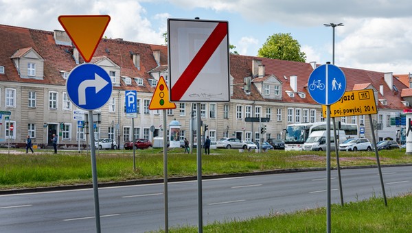Dżungla znaków na polskich drogach? Według raportu WEI opartego m.in. na danych z Najwyższej Izby Kontroli, znaków jest za dużo, a jakość oznakowania jest niska. 