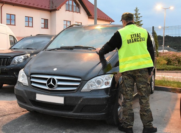 Strażnicy graniczni przerwali podróż Mercedesem do Ukrainy. Mieli nosa
