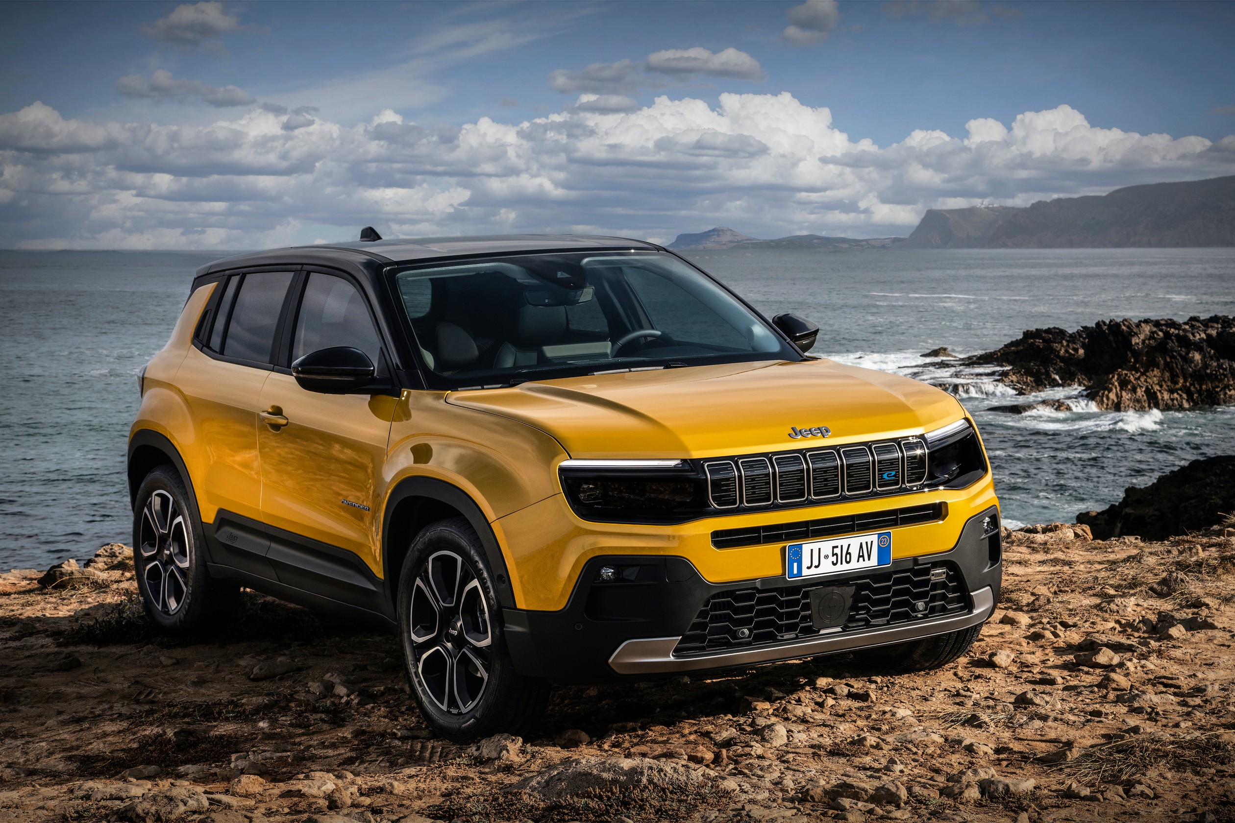 Avenger ma zaledwie 4,08 m długości, czyli jest o 16 cm krótszy od modelu Renegade. Poszerzone błotniki to kolejny klasyczny element stylistyki Jeepa.