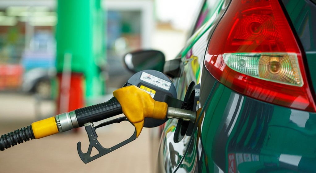 shutterstock 515338858 tankowanie stacja benzynowa