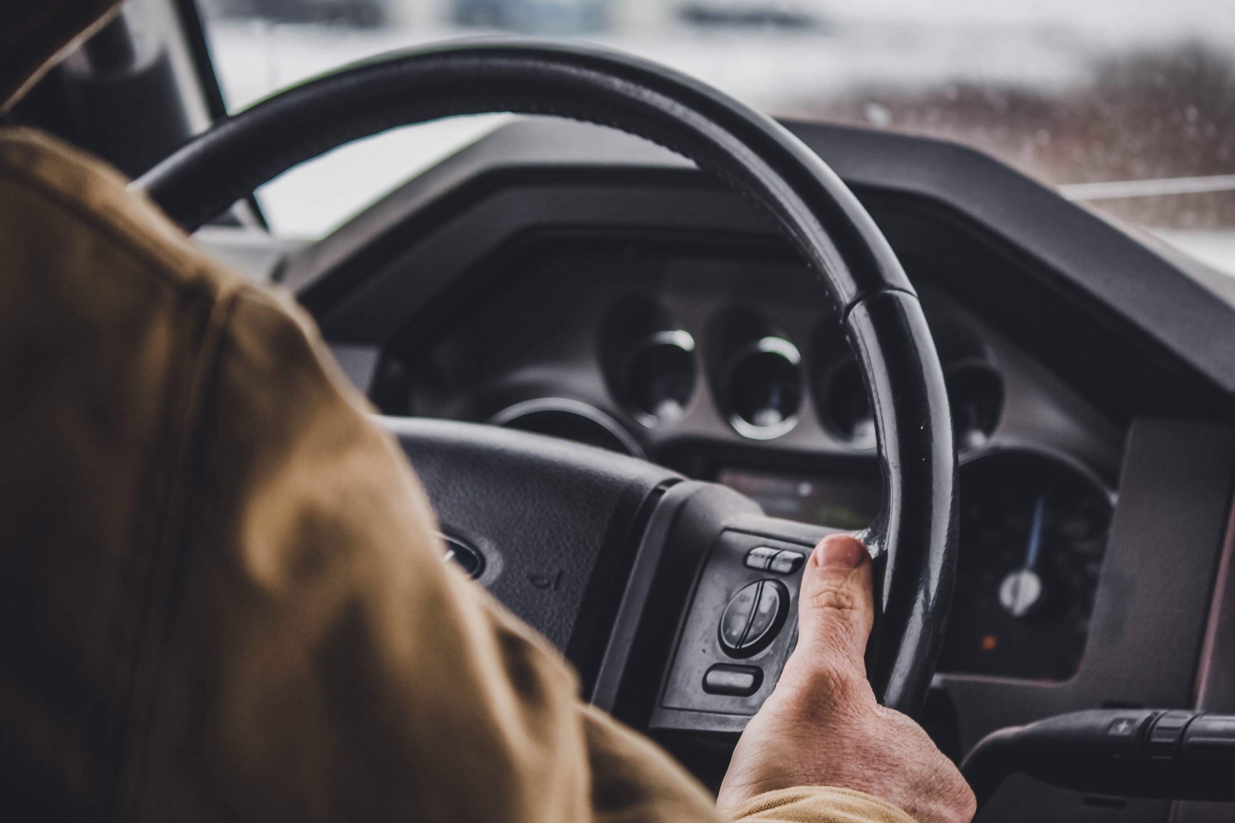 Zimowe wyposażenie samochodu, które teraz docenisz. Cztery przydatne elementy i jeden, z którego lepiej zrezygnować