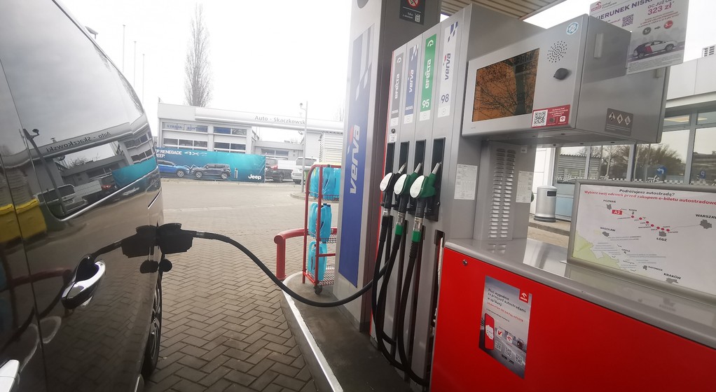 Tankowanie samochodu na stacji sieci Orlen