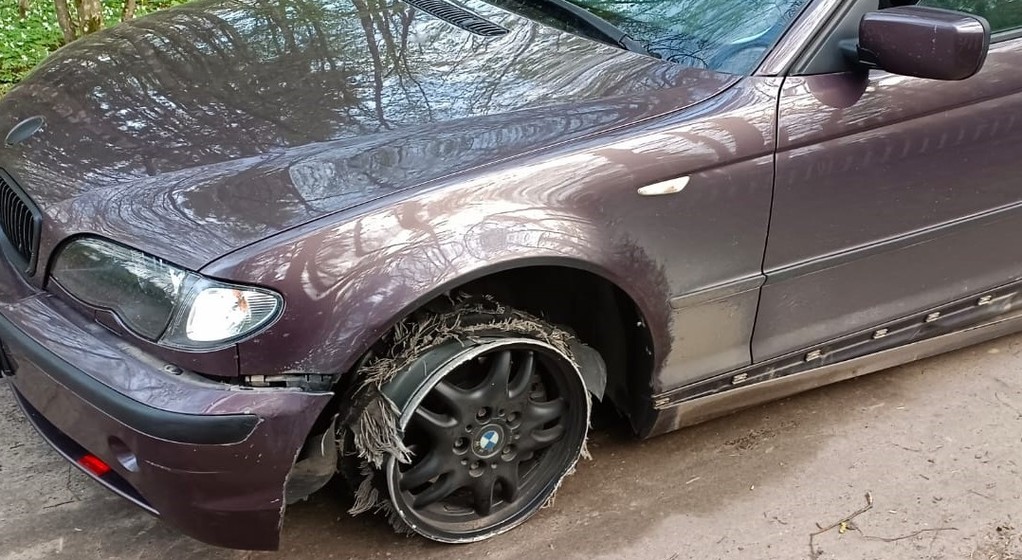 Uciekał strażnikom granicznym BMW na samych felgach. Musieli strzelać