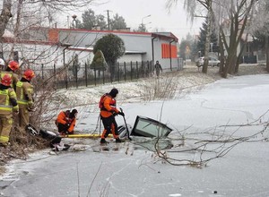 Wyłowili auto z zamarzniętego stawu. Właściciel zmieniał wersję wydarzeń