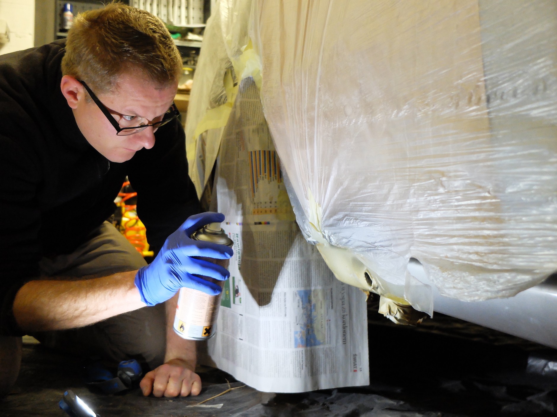 Zabezpieczanie antykorozyjne: nanoszenie preparatu cynkowego w spreju, a następnie – tą samą metodą – podkładu epoksydowego