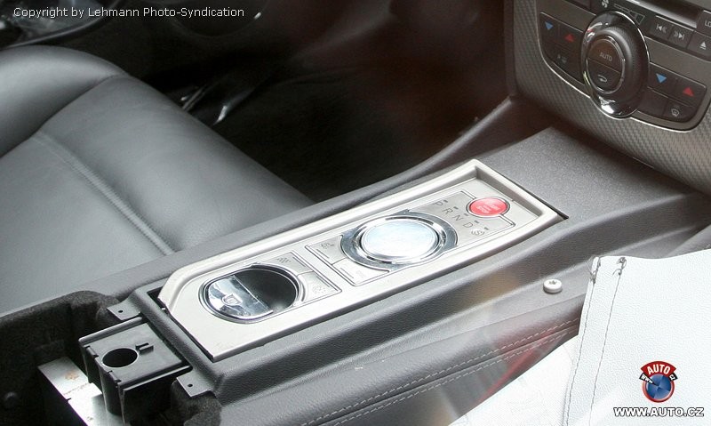 Zdjęcia szpiegowskie: nowa skrzynia biegów i facelifting dla Jaguara XK/XKR