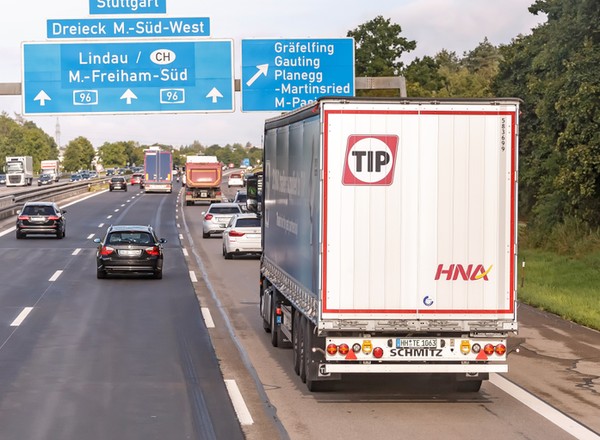 Biała tabliczka z płatkiem śniegu ma ważne zadanie. Kierowcy nie wiedzą