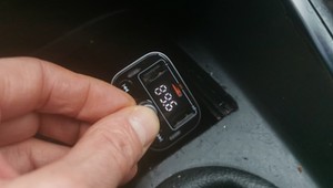 Zainstalowałem w aucie "pchełkę" za 100 zł. Opowiem wam, czy było warto [TEST]