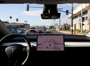Tesla zabezpieczała się przed klientami, ale i tak płaci kary za FSD