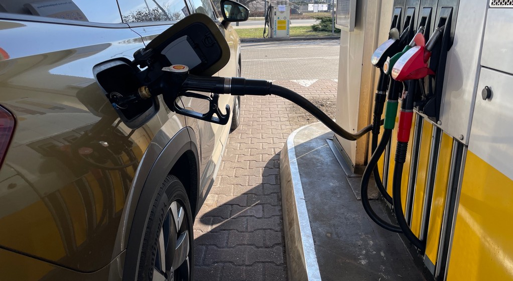 Tankowanie diesla na stacji paliw