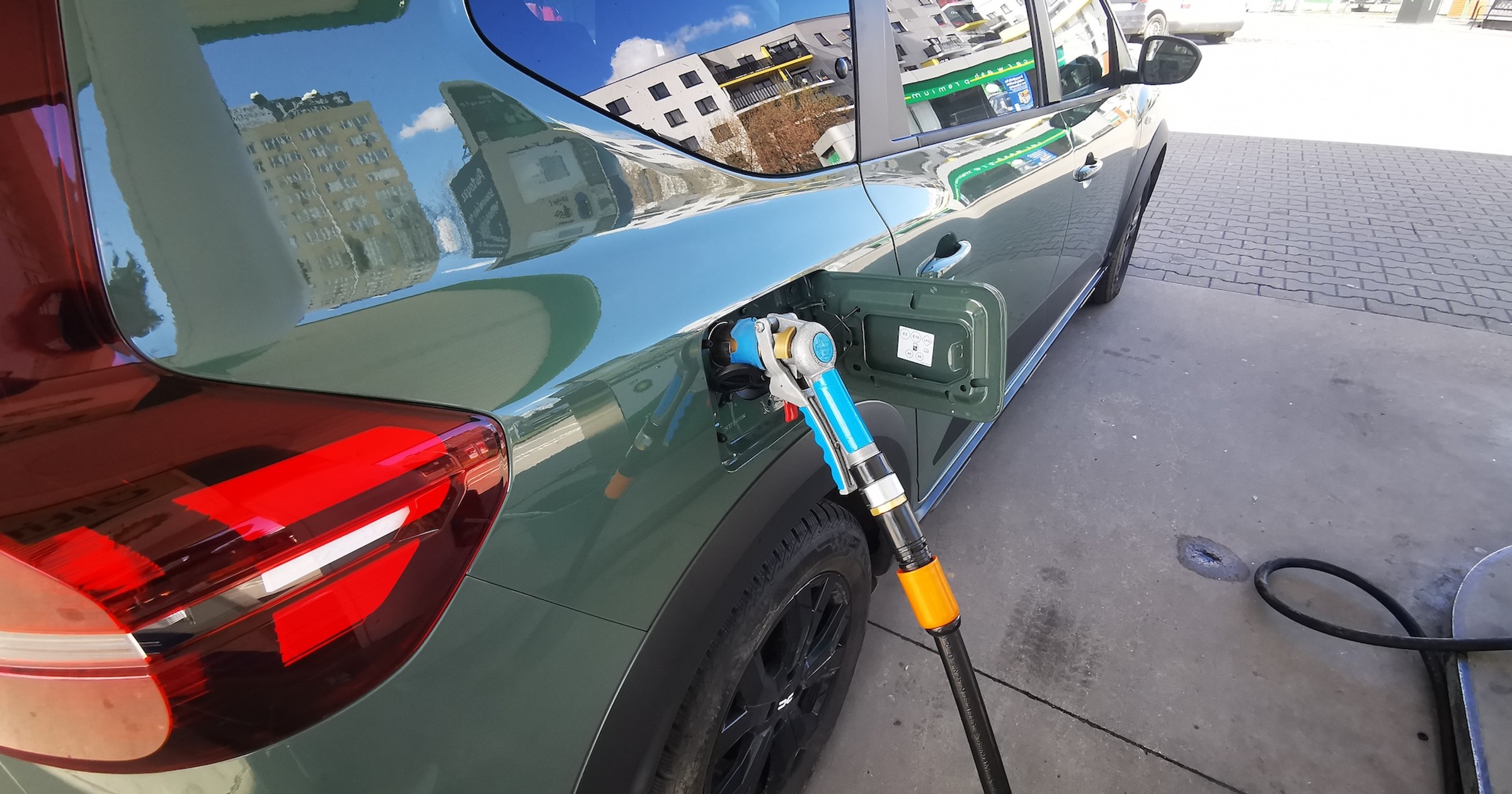 Najtaniej jeździ się na autogazie. Cieszą się sprzedawcy aut z instalacją