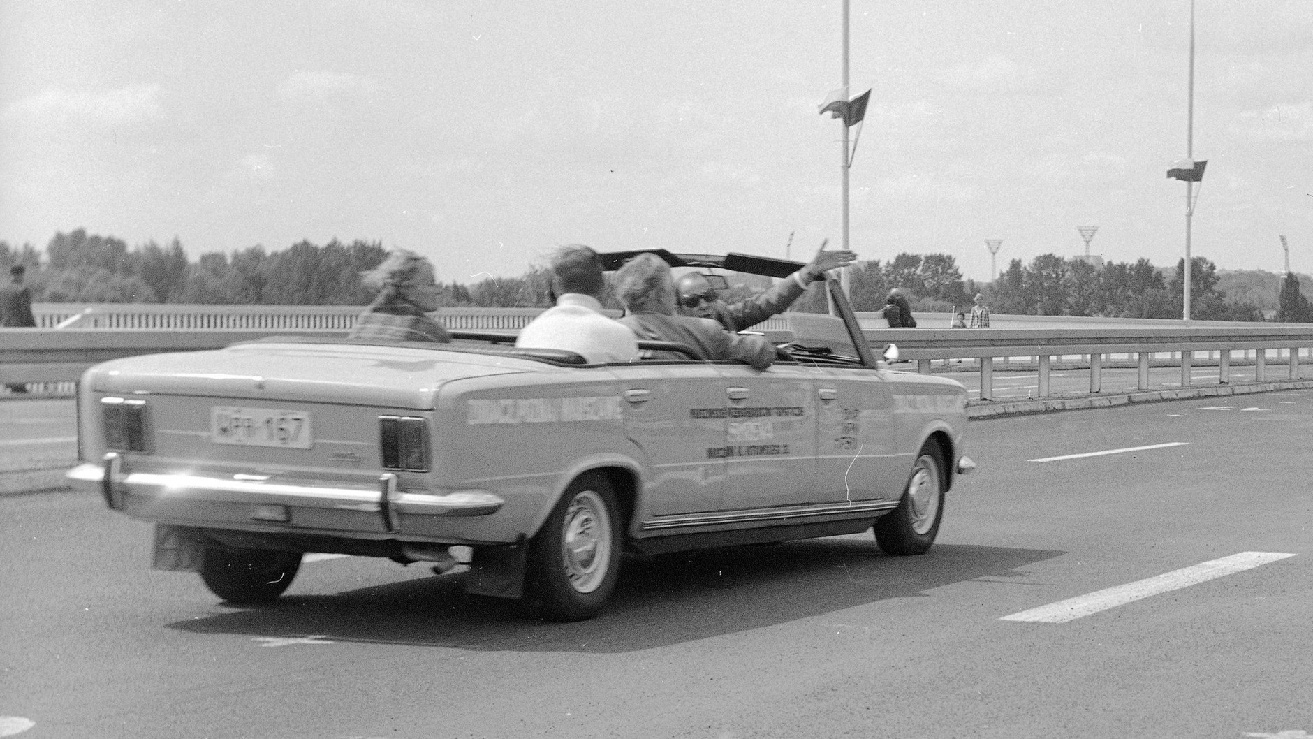 Polski Fiat 125p Long cabrio (Trasa Łazienkowska; Warszawa; 1974 r.)