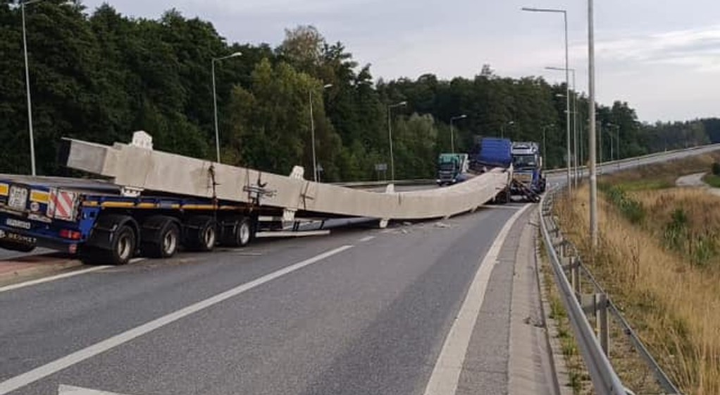 Dźwigar mostu spadł z ciężarówki na DK 50