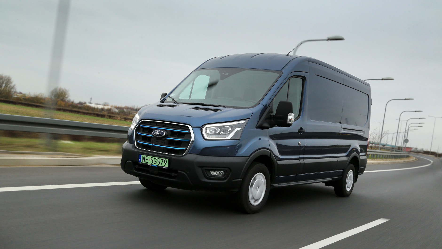 Ford E-Transit pod względem precyzji kierowania czy stabilności nadwozia na zakrętach nie odbiega od spalinowych wersji.