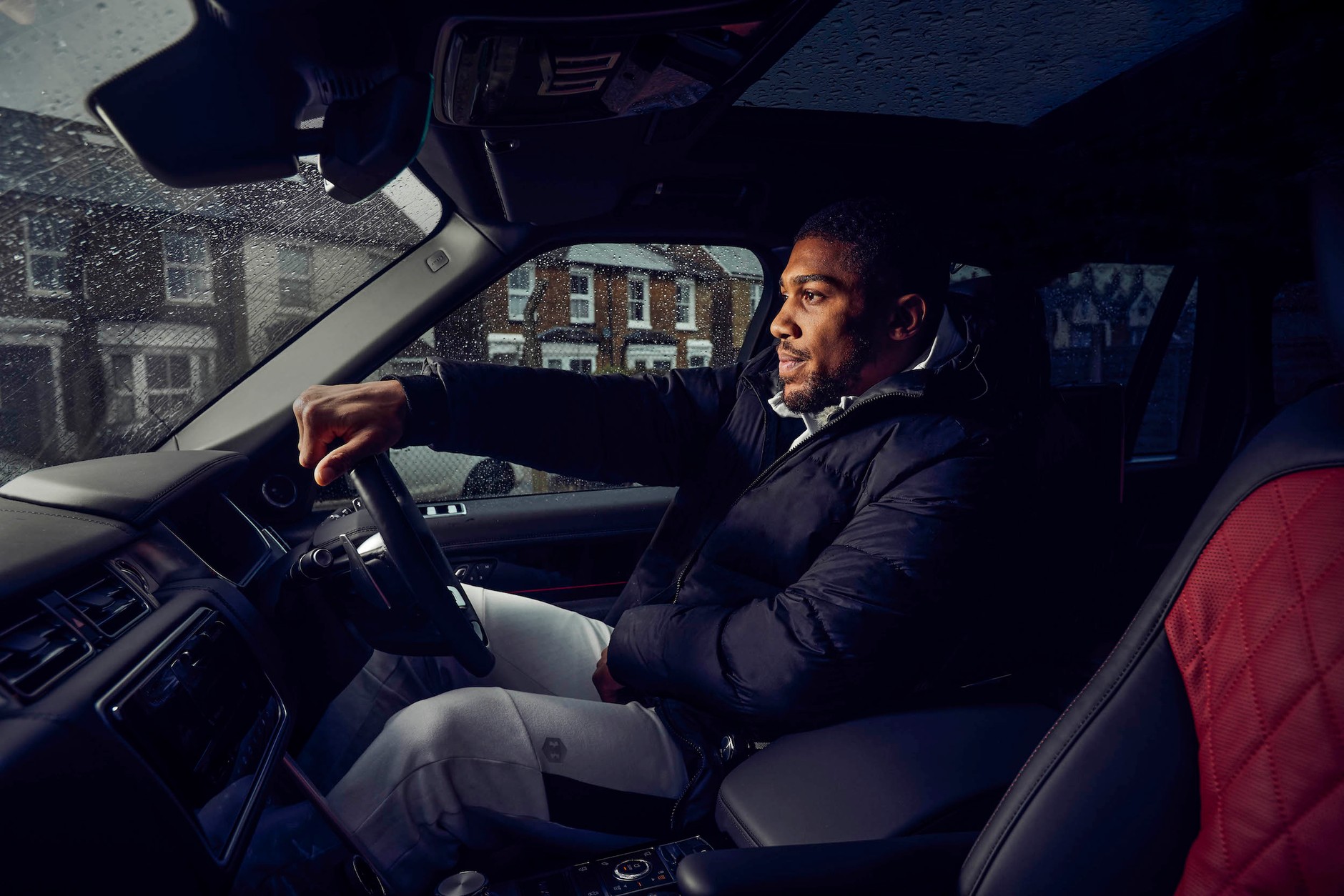 Anthony Joshua odebrał Range Rovera SVAutobiography