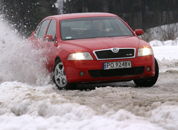 Drift na śniegu, kulig za autem. Policjant za to nie pouczy, a od razu da mandat, i to nawet na 6000 zł