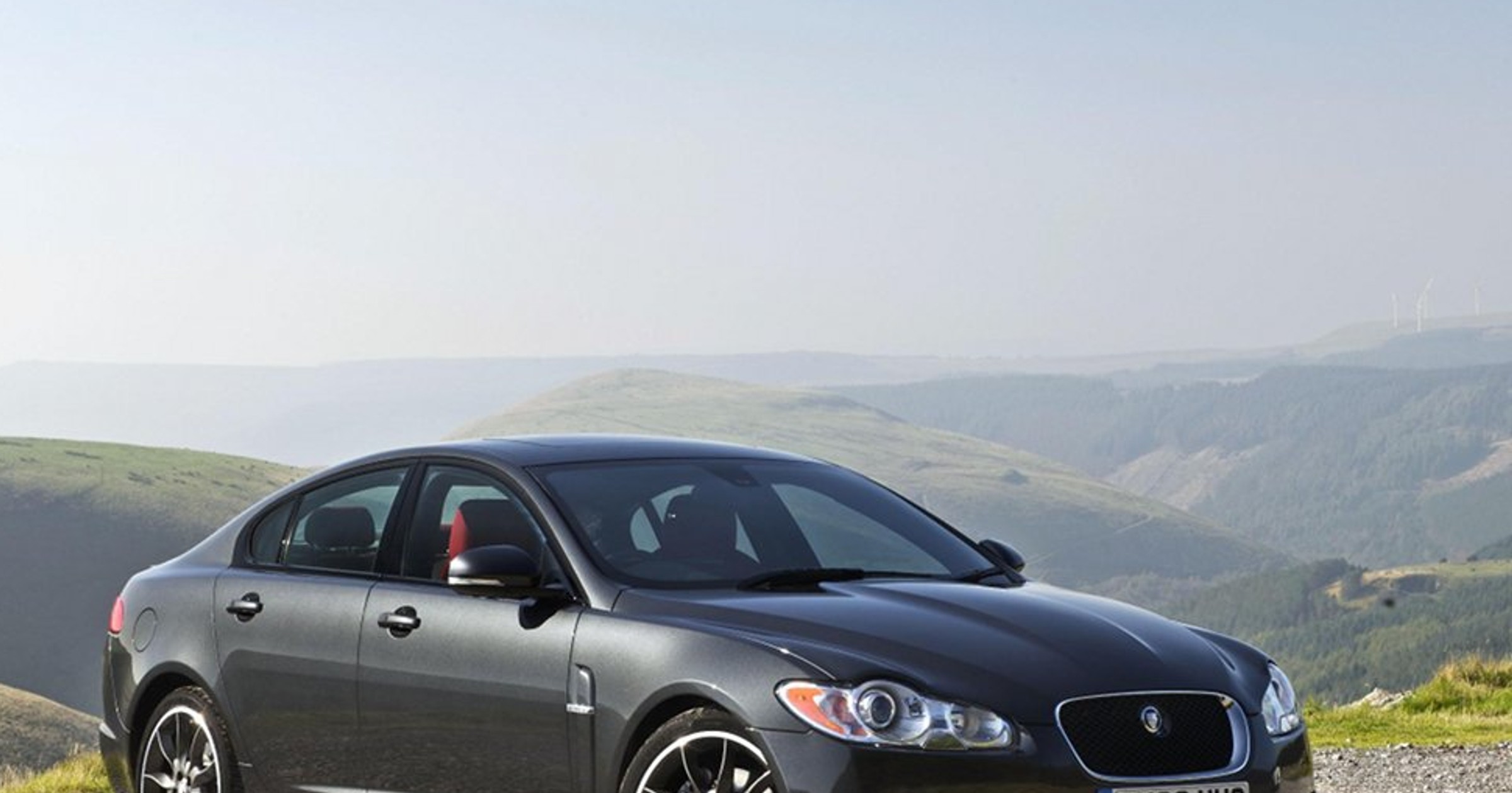 Jaguar XF Black Pack z czarnymi dodatkami