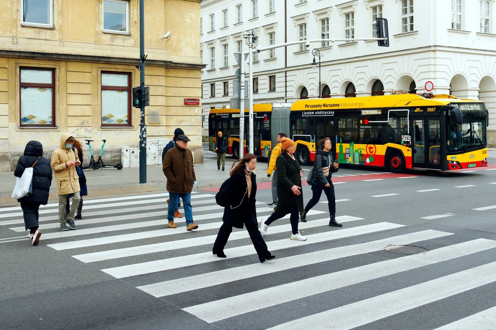 Gdy pieszy jest na przejściu, kierowcy mają obowiązek ustąpić mu pierwszeństwa