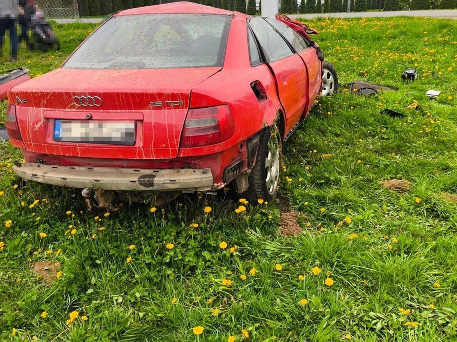 Kierowca Audi z impetem dachował przez dwie działki