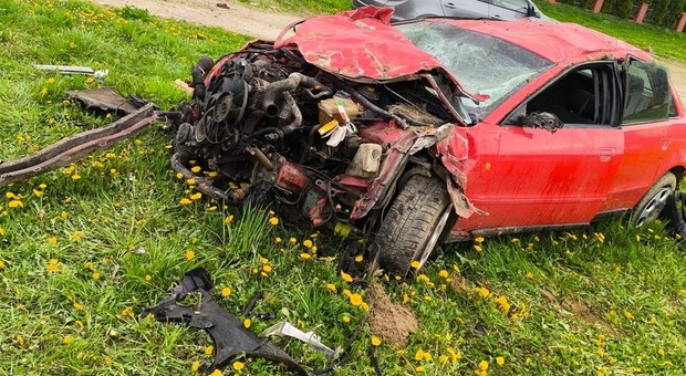 Przeleciał Audi z impetem przez dwie posesje. Zadziwiający wypadek [WIDEO]