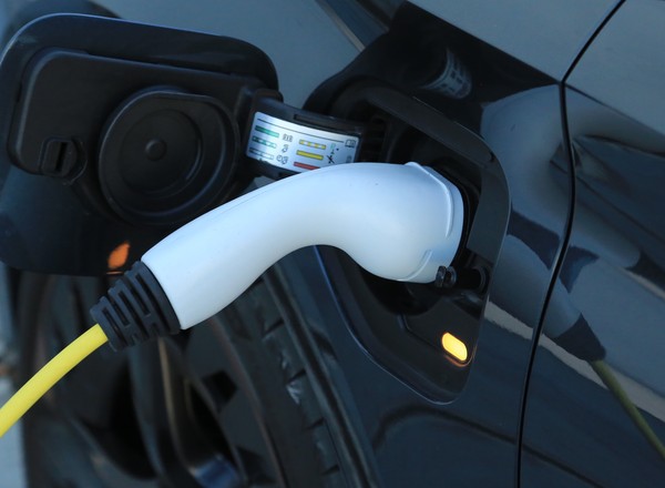 Hybrydy plug-in stracą status pojazdów niskoemisyjnych