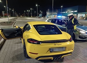 Policjanci z Piaseczna przerwali randkę w Porsche. Kierowcy nie pomógł trik