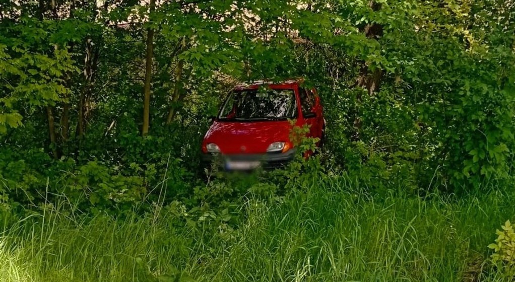 "Skradziony" Fiat Seicento odnaleziony w krzakach