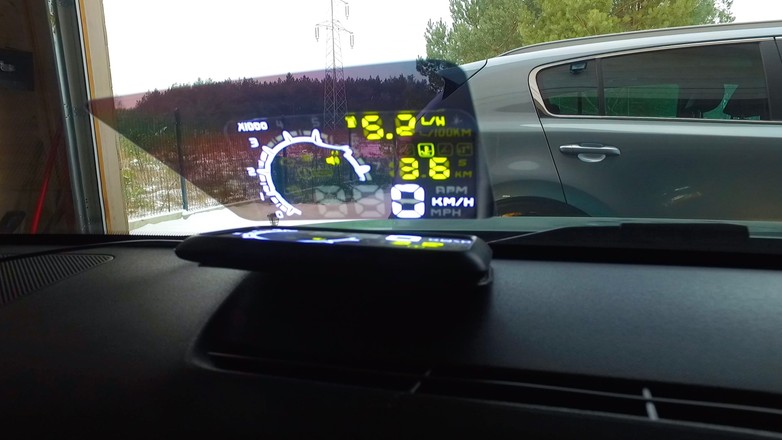 Wyświetlacz HUD do każdego auta – czy to ma sens?