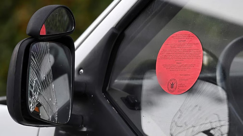 Czerwona naklejka na samochodzie oznacza poważne problemy. Trzeba działać od razu