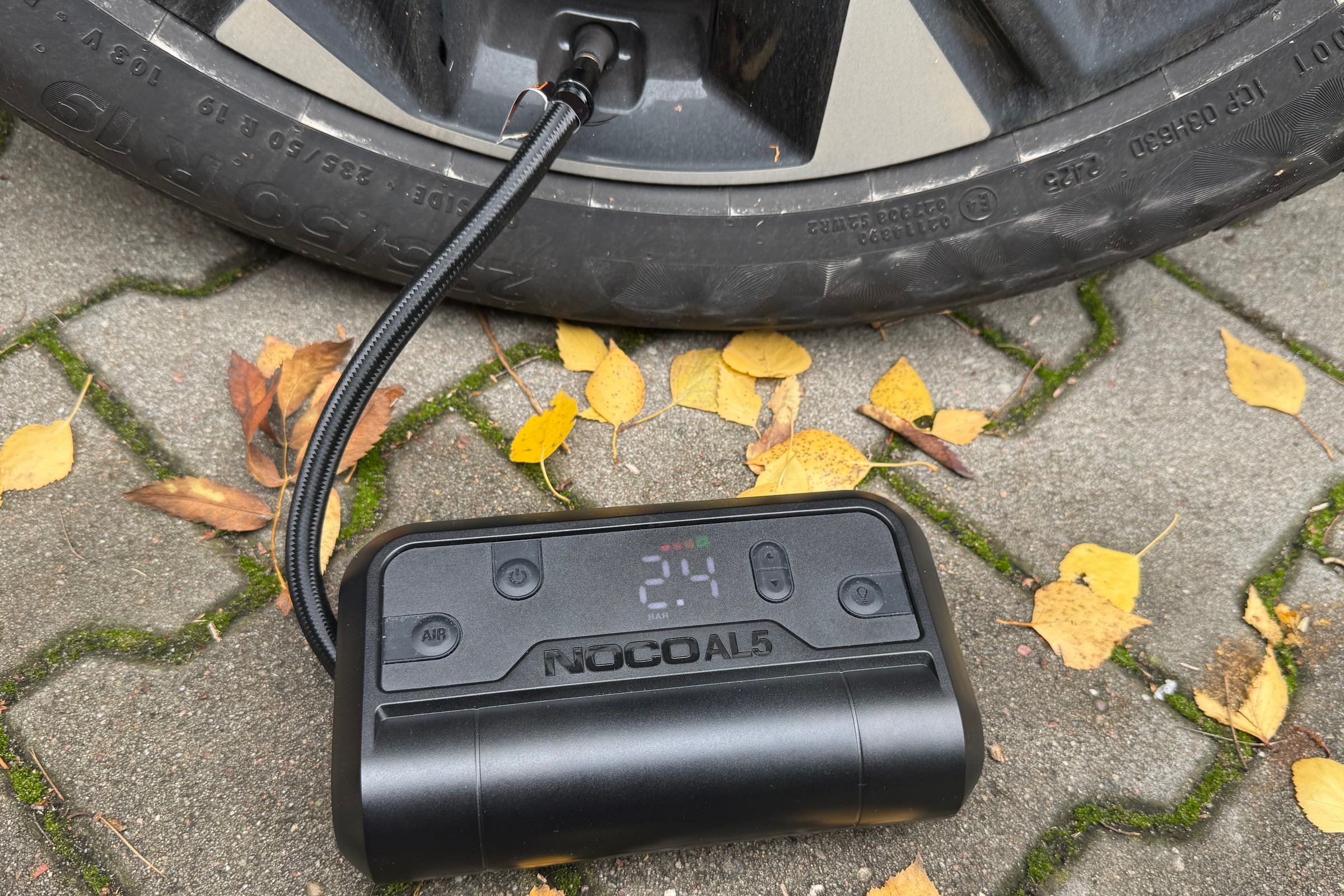 Sprawdziłem, jak działa nieduży akumulatorowy kompresor Noco. Warto mieć w samochodzie?