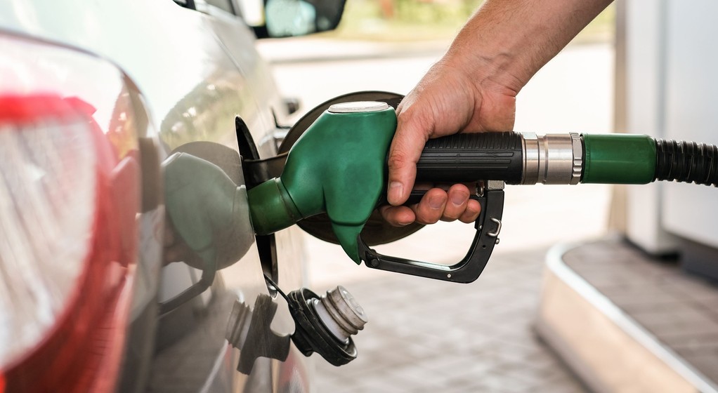 Tankowanie samochodu (zdjęcie ilustracyjne)