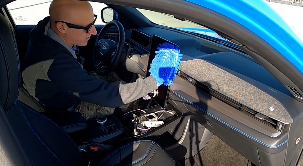 mustang wersja krotsza.mp4.00_14_01_17.Still001.jpg