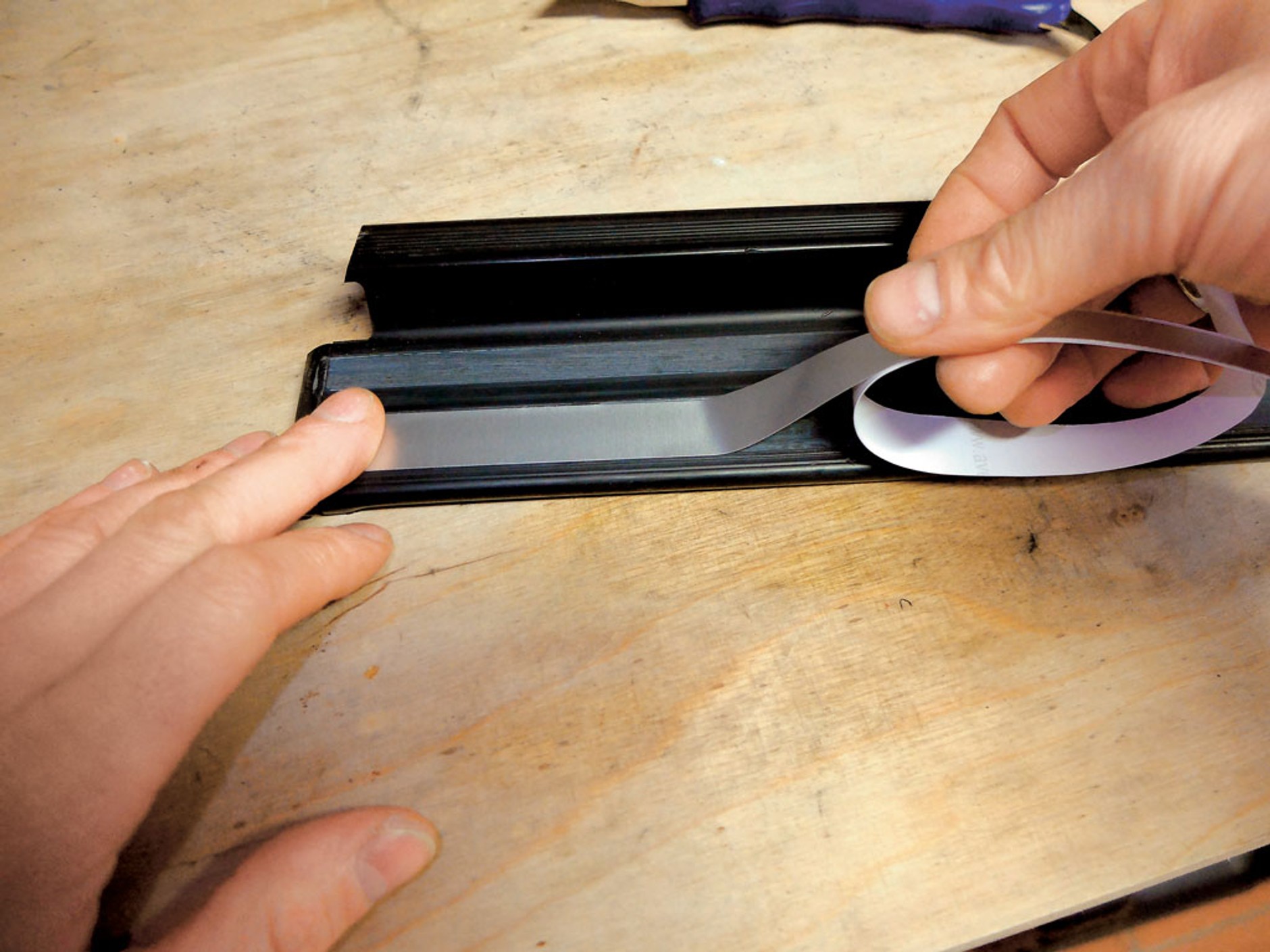 Trudno odkleić, trudno przykleić - renowacja listew progowych