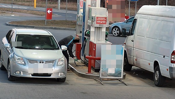 78-latek próbował podpalić stację benzynową. Policja pokazuje nagranie i narzędzie zbrodni