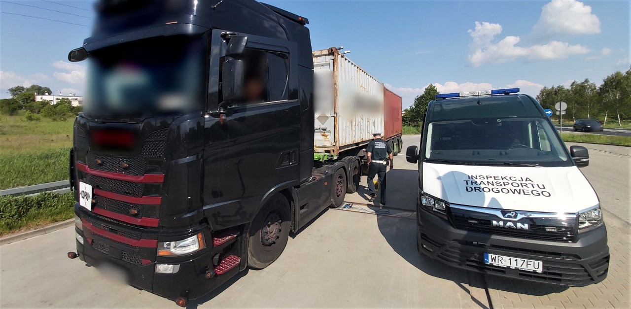 Kontrola wagowa ciągnika siodłowego z rozpinaną naczepą. Dopuszczalna masa całkowita ośmioosiowego zestawu była przekroczona o ponad 33,1 tony Za duża masa przewożonego ładunku spowodowała również znaczne przekroczenia nacisków osi na drogę. „Stonogę” zatrzymali i ostatecznie skierowali na wyznaczony parking strzeżony funkcjonariusze mazowieckiej Inspekcji Transportu Drogowego z Radomia