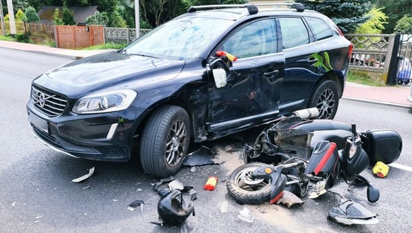 Tragedia w Tomaszowie. Zajechał drogę motorowerowi. Kierowca jednośladu zmarł mimo wysiłków ratowników