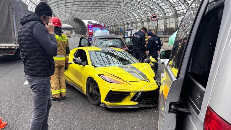 Rozbity Chevrolet Corvette na trasie S8 w Warszawie