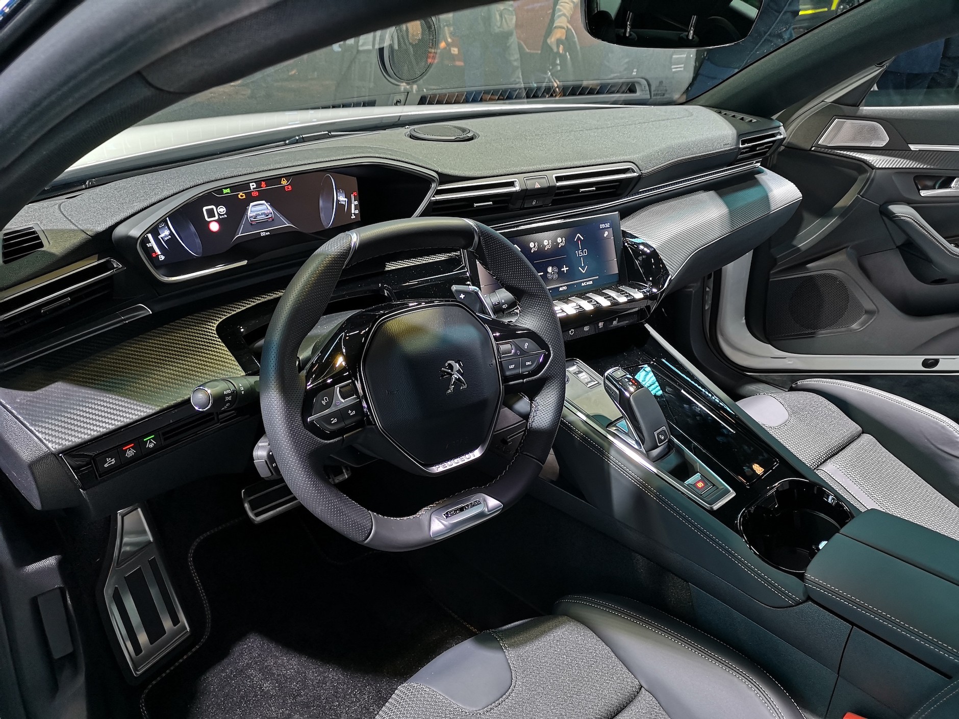 Peugeot na salonie samochodowym w Paryżu