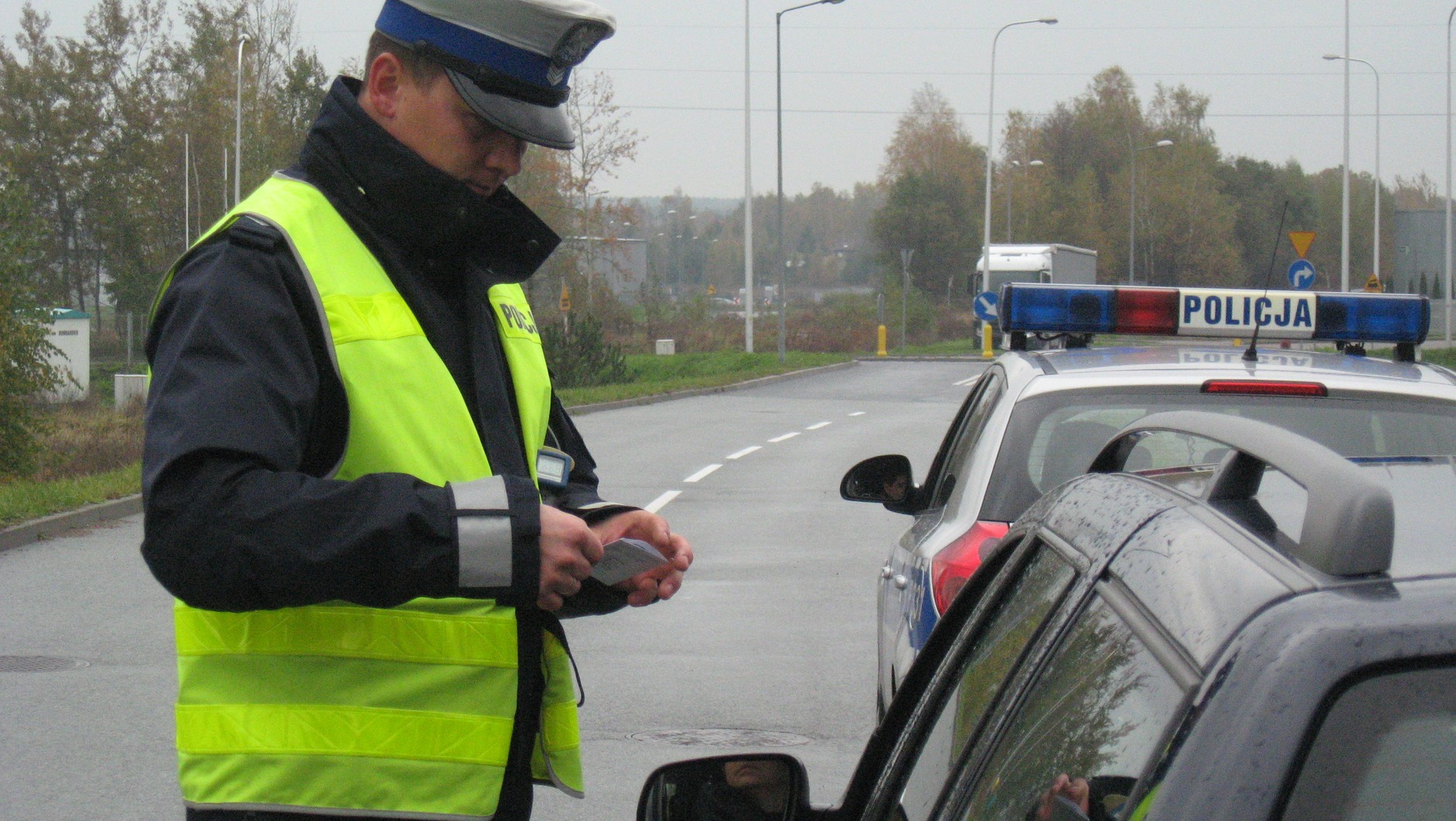 Policjanci będą kontrolować samochody i autobusy. Szczególnie zwrócą uwagę na stan techniczny oraz prędkość
