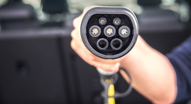 Łatwiejsze ładowanie elektryka w domu? Rząd przyjął projekt zmian w Ustawie o elektromobilności