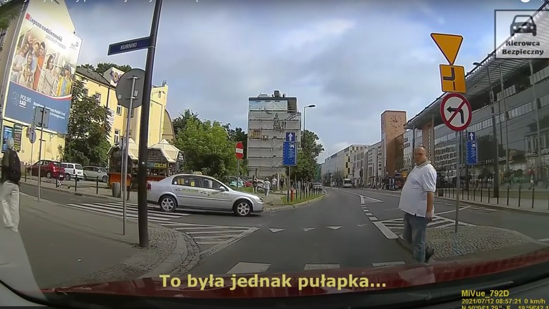 Pieszy wchodzący tuż przed jadące auto