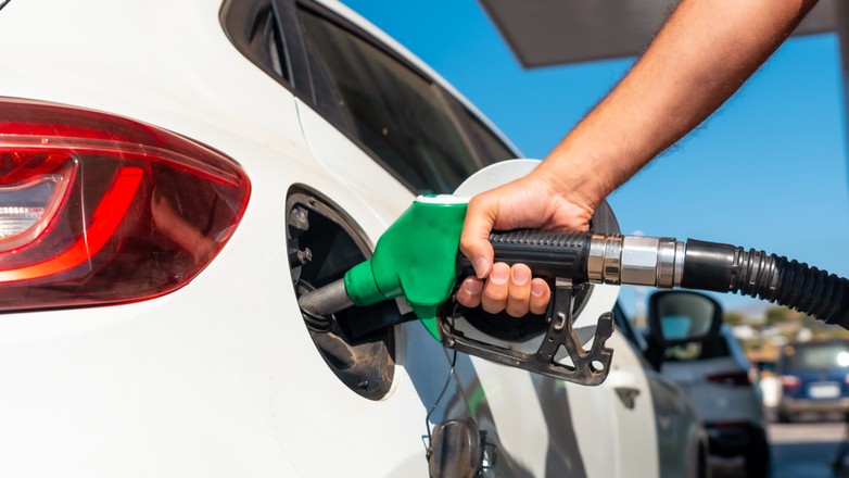 Tankowanie samochodu - zmiana cen na stacjach