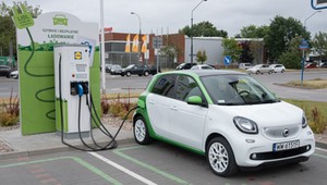 Stacje ładowania samochodów elektrycznych – gdzie i za ile naładujemy baterie?
