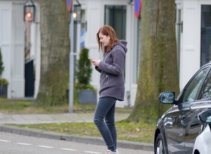 Pierwsze miasto wprowadza zakaz korzystania z telefonów komórkowych przez pieszych!