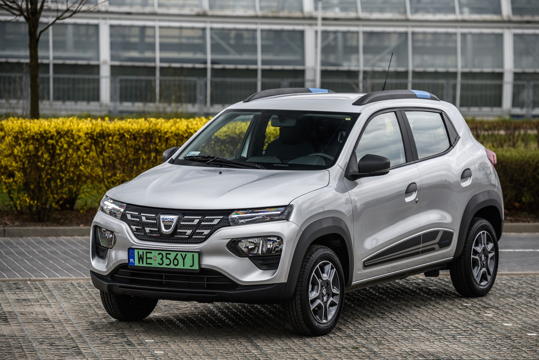 Dacia Spring to jedno z najtańszych aut elektrycznych oferowanych w Europie. W Polsce kosztuje nieco ponad 100 tys. złotych – to znacznie mniej niż średnia cena nowego samochodu sprzedanego w Polsce (ok. 160 tys. zł), ale też w zamian dostajemy znacznie mniej samochodu.