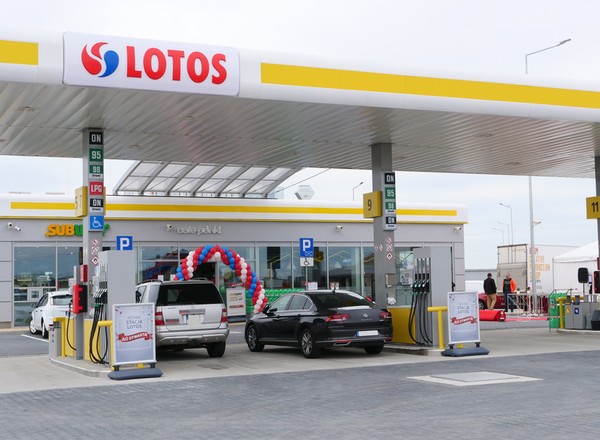 Stacje Lotosu znikną z polskich dróg. Orlen podpisał umowę z węgierską grupą MOL
