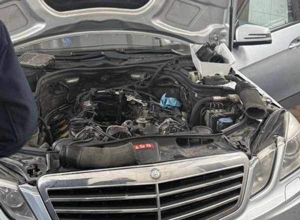 Celnicy znaleźli milion dolarów ukryty w Mercedesie. Jak do tego doszli? [Nagranie]