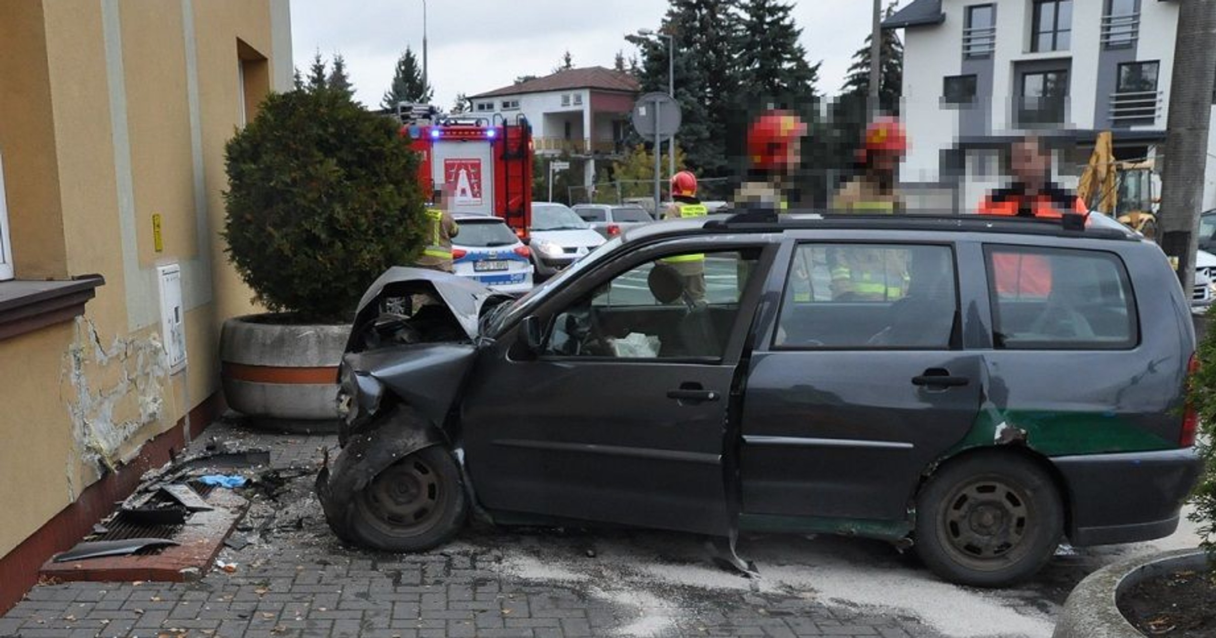 Stracił panowanie nad autem i uderzył w ścianę budynku